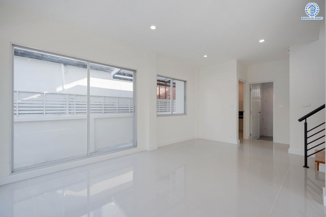 บ้านมือสองตกแต่งใหม่ โครงการ ไลฟ์ บางกอก บูเลอวาร์ด ราชพฤกษ์-รัตนาธิเบศร์ เนื้อที่ 50.3 ตร.ว. ดีไซน์ตอบทุกไลฟ์สไตล์ ฟังก์ชัน 3 ห้องนอน 3 ห้องน้ำ จอดรถได้ 2 คัน บนทำเลติดถนนราชพฤกษ์ เชื่อมต่อทุกเส้นทาง ใกล้รถไฟฟ้าสายสีม่วง "สถานีท่าอิฐ" และจุดขึ้นทางด่วน "ศรีรัช"